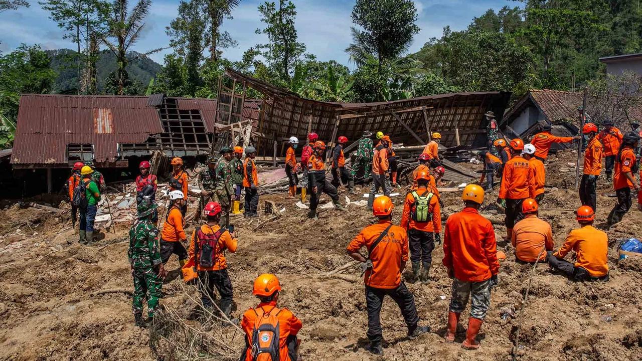 FOTO: Operasi Pencarian Korban Longsor Banjarnegara Kembali Dilanjutkan, Satu Jenazah Berhasil Dievakuasi