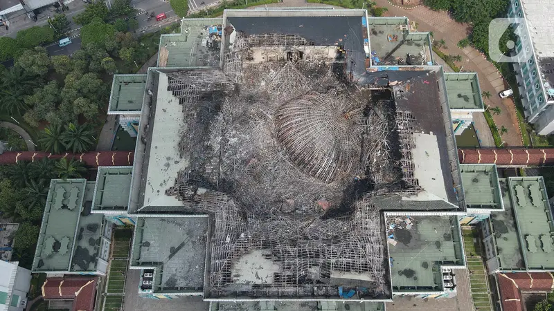 Kondisi Kubah Masjid Raya Jakarta Islamic Center yang Ambruk karena Kebakaran