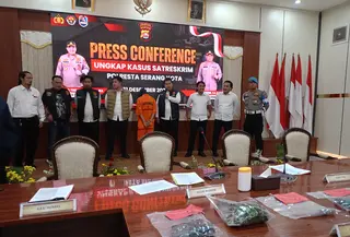 Polisi menangkap pelaku pembunuhan terhadap wanita berinisal FH (45), yang sehari-hari membuat keripik pisang di Kampung Sidilem, Desa Telagaluhur, Serang, Banten. (Liputan6.com/Yandhi Deslatama)