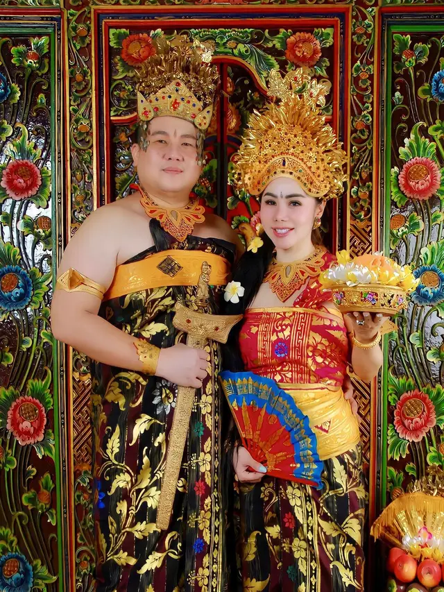 7 Pemotretan Femmy Permatasari dan Suami dengan Baju Adat Bali Ini Menawan