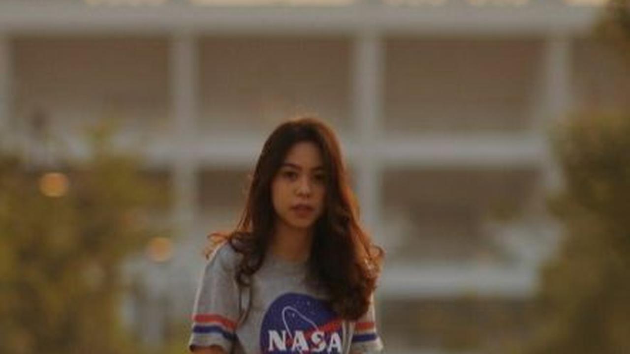 Nasya tidak kalah cantik dan modis dibandingkan dengan Cut Tari. Dalam setiap unggahan Instagramnya, dia selalu tampil dengan sempurna.