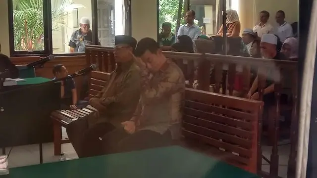 Bupati Rokan Hulu Suparman (kanan) ketika disidang di Pengadilan Tipikor Pekanbaru.