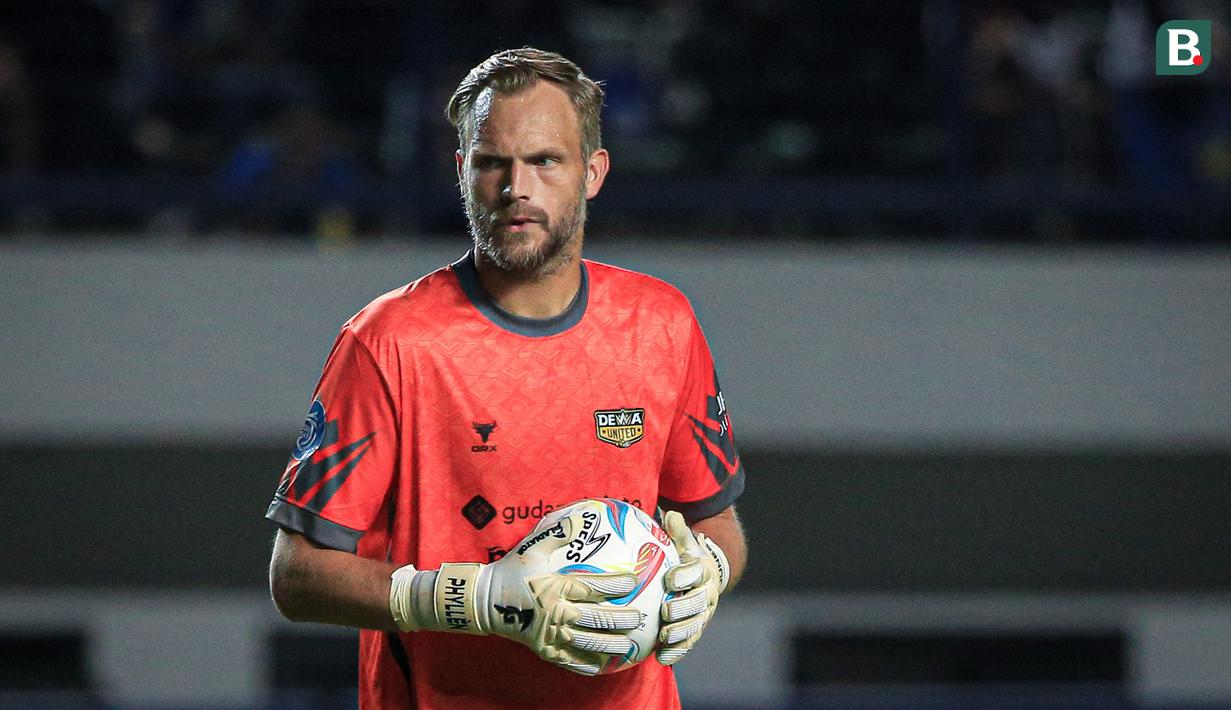 Kiper Dewa United, Sonny Stevens pada laga pekan ketiga BRI Liga 1 2023/2024 antara Persib Bandung melawan Dewa United di Stadion GBLA, Bandung, Jumat (14/07/2023). (Bola.com/Bagaskara Lazuardi)
