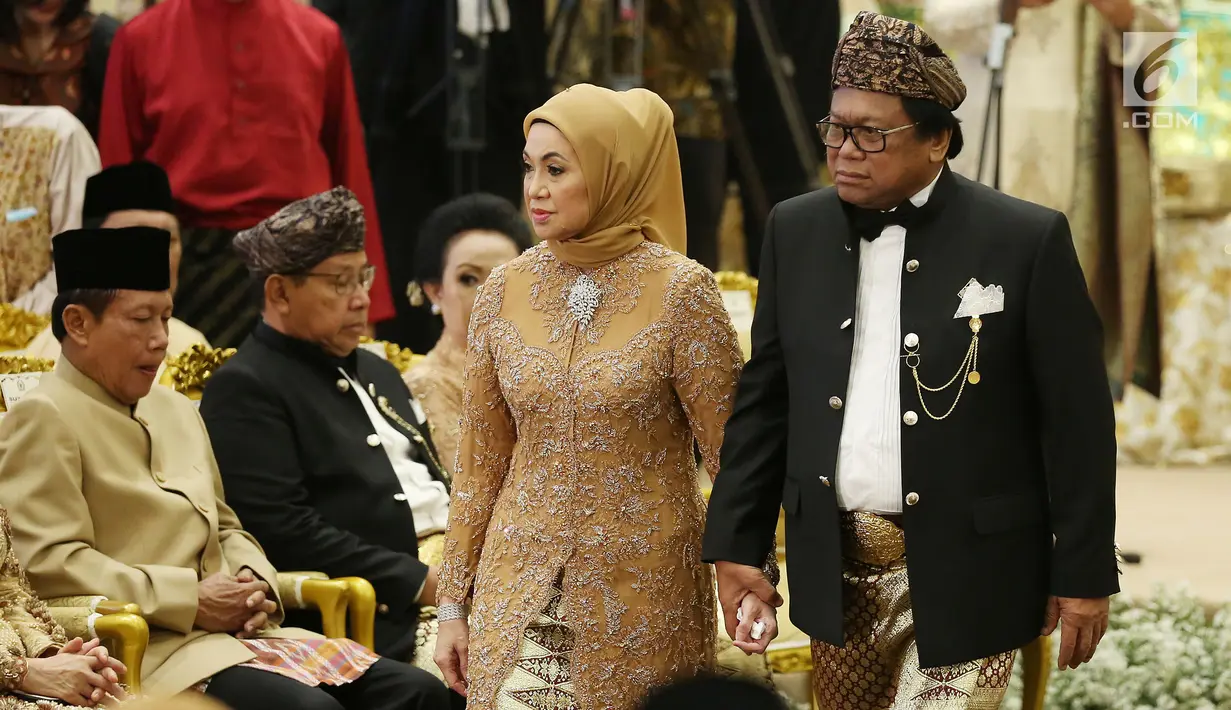 Presiden Jokowi seusai mengucapkan selamat  pada pernikahan putri Ketua DPD, Oesman Sapta Odang di kawasan Kuningan, Jakarta, Jumat (8/9). Sebelumnya, Jokowi menjadi saksi pernikahan anak bungsu OSO, Putri Selaras Oesman. (Liputan6.com/Johan Tallo)