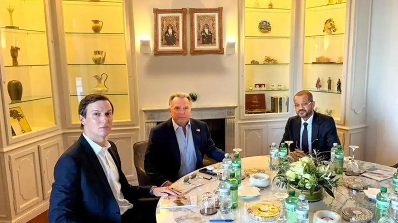 Menteri Luar Negeri Oman Sayyid Badr bin Hamad Al Busaidi (kanan) menggelar pertemuan dengan utusan khusus Gedung Putih Steve Witkoff (tengah) dan Jared Kushner dalam rangka perundingan Iran–Amerika Serikat yang berlangsung di Jenewa, Swiss, Kamis (26/2).