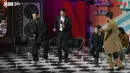 Setelahnya, Yoo Ah In justru kena batunya. Ia juga diminta berjoget seperti sang lawan main. Alhasil, ia pun berjoget sambil tertawa lebar. (Foto: Tangkapan layar YouTube - Netflix).