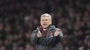 Gaya pelatih Arsenal, Arsene Wenger memberikan instruksi kepada timnya saat melawan West Ham pada laga Piala Liga Inggris di Emirates Stadium, London, (19/12/2017). Arsenal menang 1-0. (AFP/Ben Stansall)