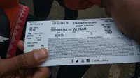 Penampakan tiket semifinal Piala AFF 2016 antara Timnas Indonesia melawan Vietnam di Stadion Pakansari. (Liputan6.com/Ahmad Fawwaz Usman)