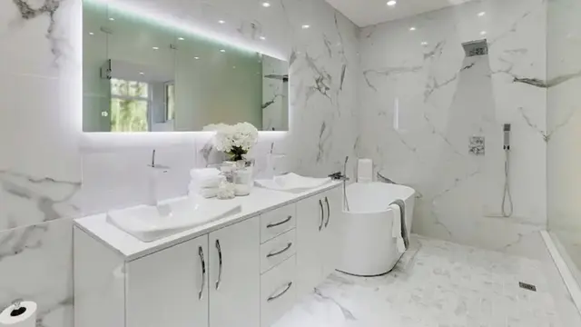 Wastafel Kamar Mandi Serba Putih dengan Kabinet (Foto: work-tops.com)