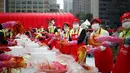 Peserta memperlihatkan sayuran yang digunakan untuk membuat Kimchi selama Festival Kimchi Seoul di pusat kota Seoul, Jumat (44/11). Kimchi merupakan makanan yang terbuat dari sawi putih atau lobak yang difermentasikan. (REUTERS / Kim Hong-Ji)