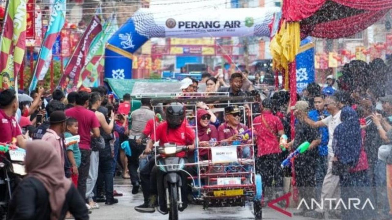 Ribuan Warga Padati Festival Perang Air Riau di Selatpanjang, Meriahkan Imlek 2577