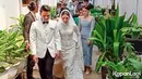 Yakup dan Jessica kompak mengenakan  busana pengantin putih. Sedangkan calon suami Jessica tampak gagah dengan memadukan celana hitam. [Foto: Muhammad Akrom Sukarya/© KapanLagi.com]