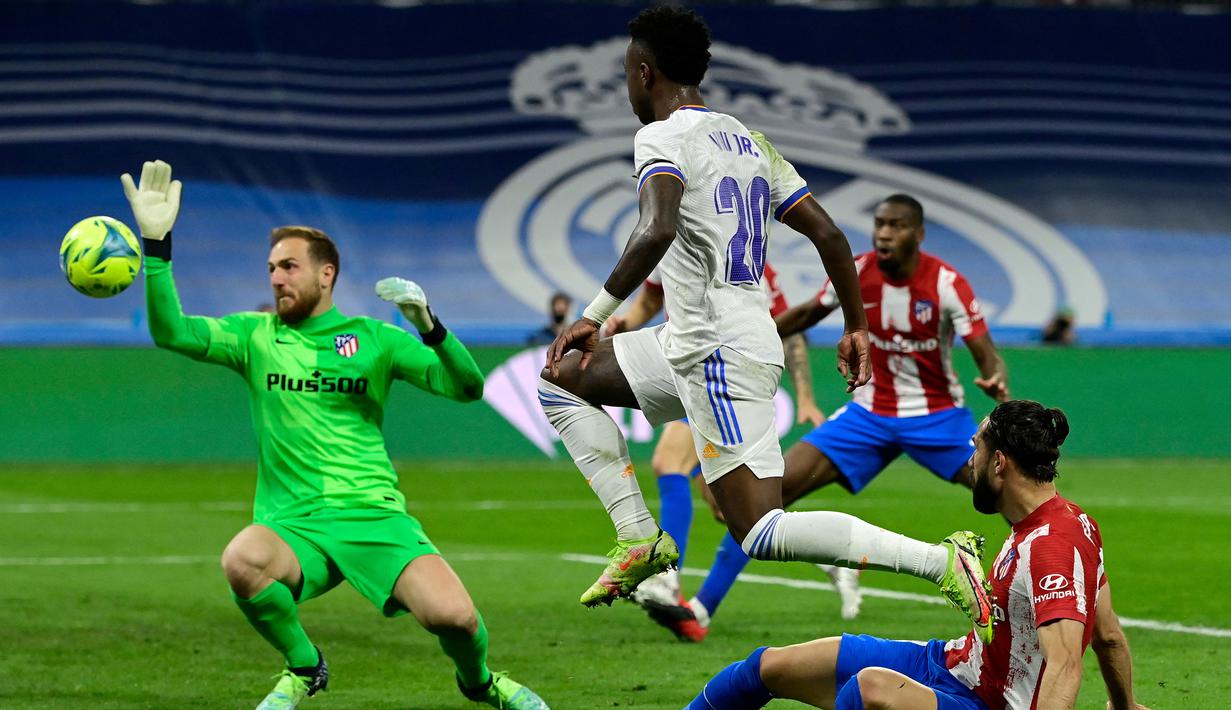 Di akhir babak pertama giliran Real Madrid yang memiliki peluang menambah gol. Tembakan Vinicius Junior dari jarak dekat usai menerima umpan Casemiro masih mampu diantisipasi Jan Oblak. (AFP/Javier Soriano)