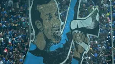 Koreografi 3D yang ditampilkan Bobotoh saat mendukung Persib Bandung melawan Mitra Kukar pada laga Liga 1 Indonesia 2018 di Stadion GBLA, Bandung, Jawa Barat, Minggu (8/4/2018). Persib Bandung menang 2-0. (Bola.com/Nick Hanoatubun)
