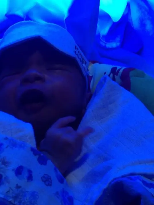 "Doakan Mas Ibran ku cepet sembuh ya, bilirubin nya tinggi jadi agak kuning 17,9 harus disinar dan masuk rumah sakit, doakan cepat sembuh ya, ini sambil disinar sambil menyusui," tulis Asri Welas. (Instagram/asri_welas)