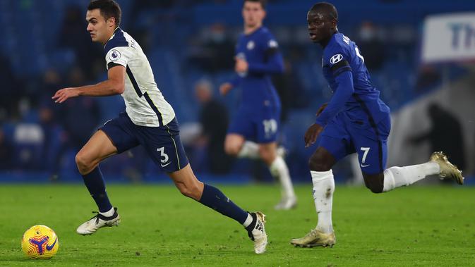 Bek Tottenham Hotspur, Sergio Reguilon (kiri) berebut bola dengan gelandang Chelsea, N'Golo Kante pada pekan ke-10 Liga Inggris 2020/2021 di Stamford Bridge, Minggu (29/11/2020). Derby London antara Tottenham Hotspur kontra Chelsea berakhir imbang tanpa gol. (Clive Rose /POOL/AFP)
