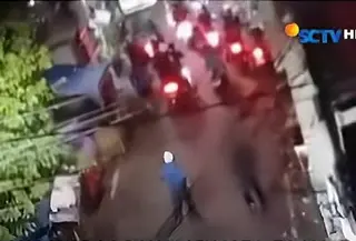 Sekelompok orang bersenjata tajam beraksi di Jalan Tanah Tinggi XII, Kelurahan Tanah Tinggi, Kecamatan Johar Baru, Jakarta Pusat, pada Jumat dini hari (26/6/2026). (Foto: Tangkapan Layar Liputan6 SCTV)