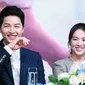 Song Joong Ki dan Song Hye Kyo mengejutkan penggemar dengan mengumumkan rencana pernikahan mereka. 