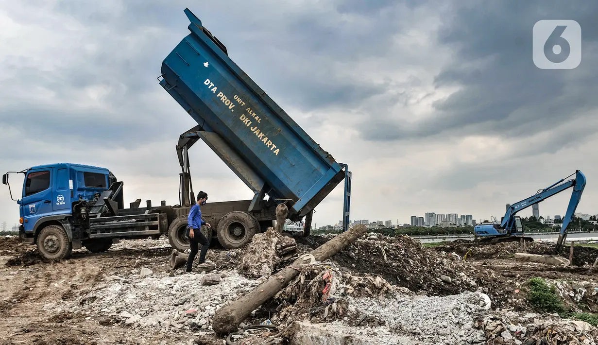 Petugas Dinas SDA DKI Jakarta menggunakan truk saat membuang lumpur ke pesisir kawasan Ancol, Senin (11/1/2021). Setiap harinya lumpur dari hasil pengerukan sungai, waduk, hingga gorong-gorong di 5 wilayah DKI dibuang ke kawasan pesisir yang mencapai 400 truk. (merdeka.com/Iqbal S. Nugroho)