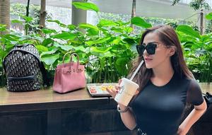 Selebgram Safa Marwah (https://www.instagram.com/p/CkVyQk8pn_u/)