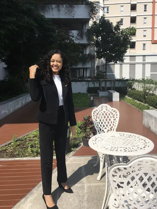 Mutiara Baswedan dikenakl dengan personal style yang sederhana. Kali ini, ia tampak formal dengan set blazer disertai warna kemeja putih yang kontras. Sederhana namun gaya ini pancarkan kesan smart sekaligus kuat. [Foto: Instagram/ Mutiarabaswedan]