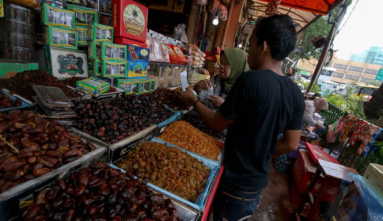 Sebuah kios di Pasar Tanah Abang, Jakarta, yang menjual oleh-oleh khas haji, (2/10/14). (Liputan6.Com/Faizal Fanani)