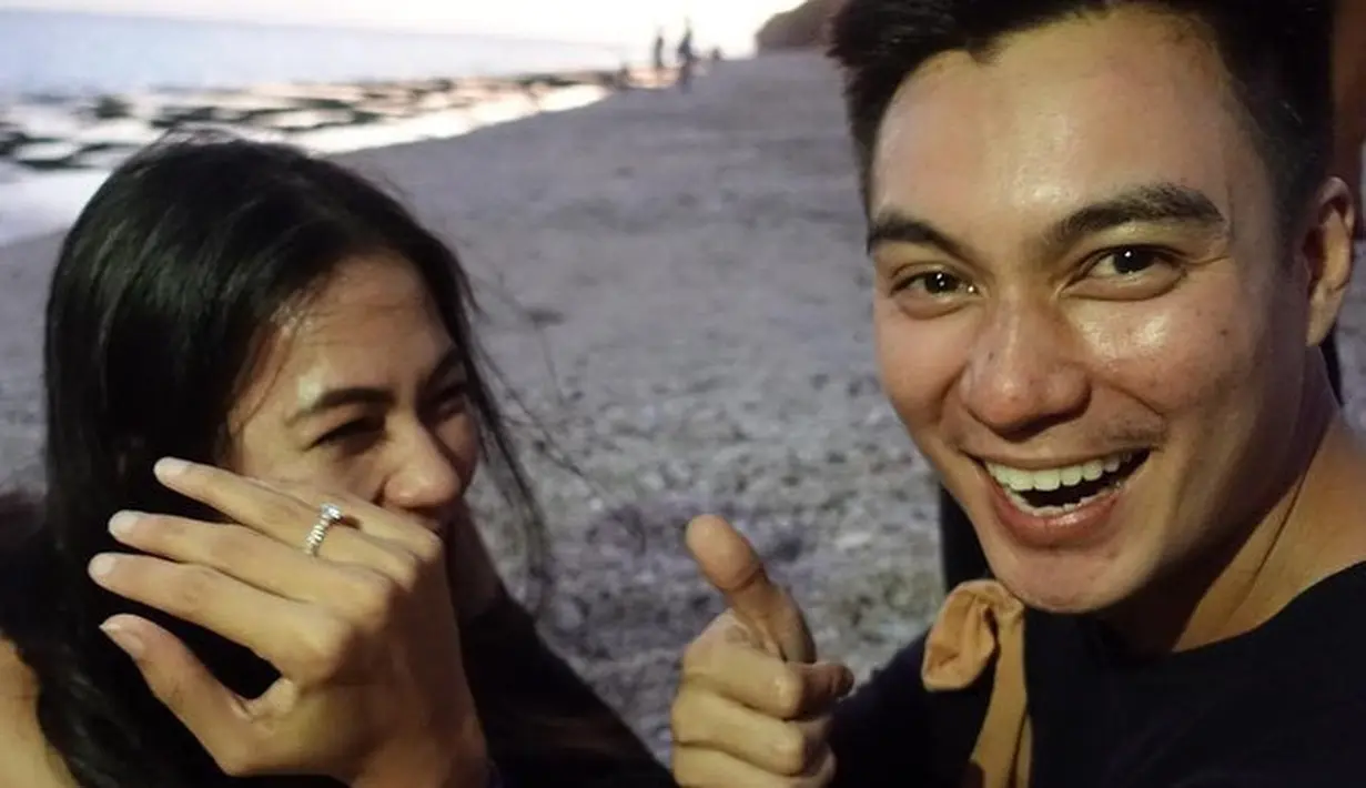 Paula Verhoeven memperlihatkan cincin yang diberikan Baim Wong kepadanya. Baim tertawa bahagia lamarannya diterima. (Foto: Instagram/@baimwong)