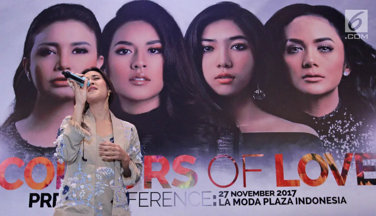 Penyanyi Raisa membawakan lagu soundtrack film Ayat-Ayat Cinta 2 di Jakarta, Senin (27/11). MD Live Production siap menggelar Ayat Ayat Cinta in Concert with Live Orchestra pada 20 Desember 2017 bertema The Colours of Love. (Liputan6.com/Herman Zakharia)