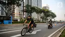 Warga menggunakan sepeda di jalur khusus sepeda di kawasan Jalan Sudirman, Jakarta, Selasa (14/7/2020). Keputusan tersebut ditetapkan, lantaran masih banyak pesepeda dan pejalan kaki di kawasan itu. (Liputan6.com/Faizal Fanani)