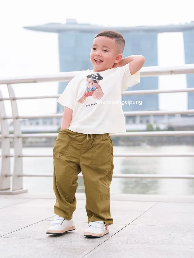 5 Potret Terkini Rayyanza Bergaya ala Anak Skena, Outfitnya Kece Abis!