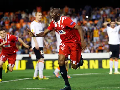 Selebrasi Stephane M'bia (Sevilla) setelah mencetak gol ke gawang Valencia dan memastikan satu tempat di Final Liga Europa, (2/5/2014). (REUTERS/Albert Gea)