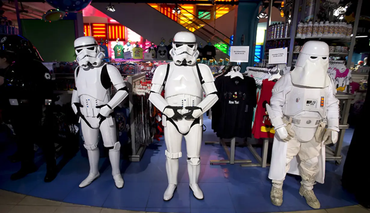 Sejumlah orang berkostum karakter Kopasgat dari film "Star Wars" di Times Square, New York, Jumat (4/9/2015) . Hal ini untuk menarik perhatian warga sekitar untuk membeli mainan terbaru dari serilal “Star Wars : The Force Awakens”. (REUTERS/Carlo Allegri)