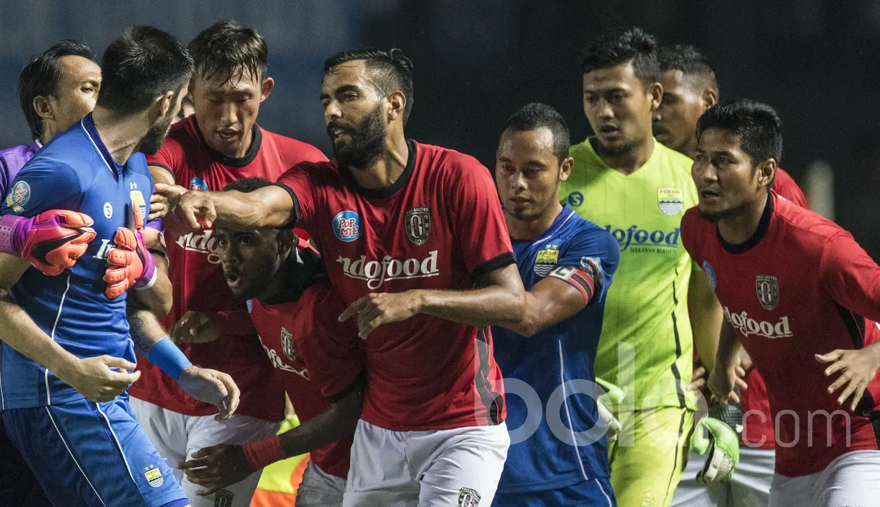 Bek Persib Bandung, Vladimir Vujovic, mengejar gelandang Bali United, Yabes Roni. Insiden yang tejadi di menit ke-74 itu membuat laga menjadi memanas karena sejumlah pemain jadi terlibat perdebatan. (Bola.com/Vitalis Yogi Trisna)