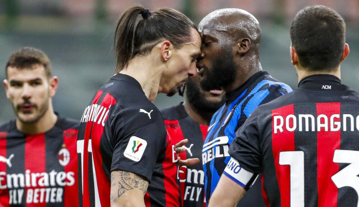 Striker AC Milan, Zlatan Ibrahimovic, bersitegang dengan striker Inter Milan, Romelu Lukaku, pada laga perempat final Coppa Italia di Giuseppe Meazza, Selasa (26/1/2021). Inter Milan menang dengan skor 2-1. (AP/Antonio Calanni)