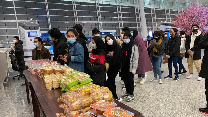 Pembagian makanan kepada para WNI di Bandara Wuhan. (Source: KBRI Beijing)