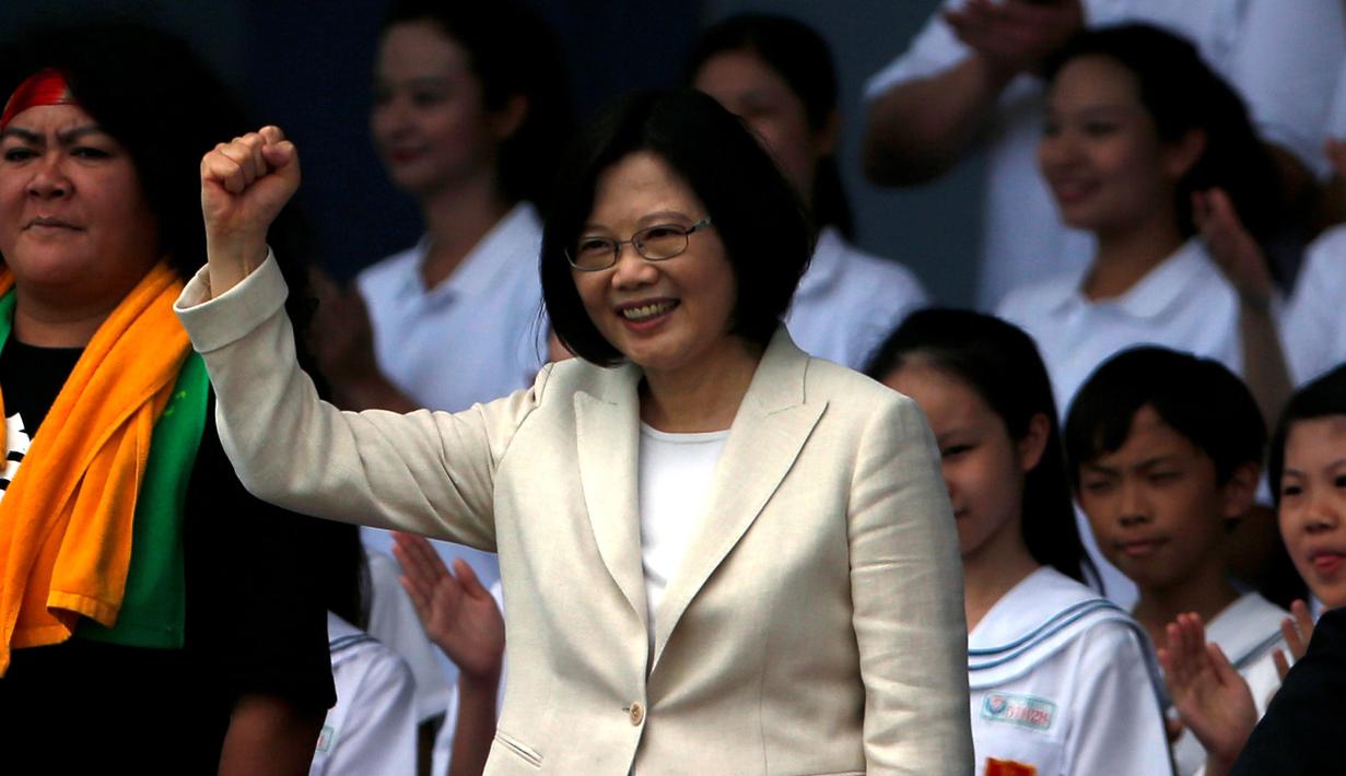 Presiden perempuan pertama Taiwan, Tsai Ing- wen mengepalkan tangannya saat memberikan sambutan ke publik usai upacara pelantikan di istana presiden di Taipei, Jumat (20/5). Tsai Ing- wen menang mutlak pada pemilihan umum Januari lalu (REUTERS/Tyrone Siu)