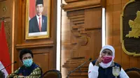 Khofifah Pakai Masker Kain Hasil Produksi Penyandang Disabilitas
