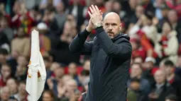 Pelatih Manchester United, Erik ten Hag memberi aplaus kepada para suporter jelang dimulainya laga tunda pekan ke-34 Liga Inggris 2023/2024 menghadapi Newcastle United di Old Trafford Stadium, Manchester, Rabu (15/5/2024). (AP Photo/Dave Thompson)