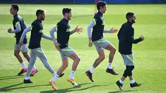 Para pemain Atletico Madrid melakukan pemanasan selama sesi latihan di tempat latihan klub di Majadahonda dekat Madrid (24/11/2020). Atletico Madrid akan bertanding melawan Lokomotiv Moscow pada Grup A Liga Champions di Estadio Wanda Metropolitano. (AFP/Gabriel Bouys)