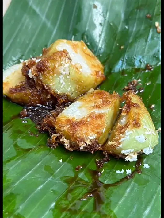 Tidak hanya butuh berangkat pagi, tapi juga musti sabar menanti antrean. Pemeran Safira dalam sinetron Love Story the Series itu juga sabar antre hingga sekitar 30 menit. [Instagram/devips]