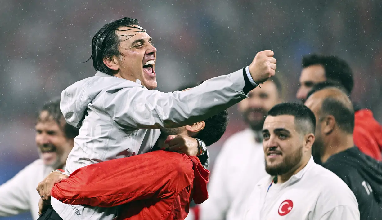 Selebrasi pelatih Timnas Turki, Vincenzo Montella merayakan kemenangan 2-1 atas Timnas Austria setelah berakhirnya laga babak 16 besar Euro 2024 di Red Bull Arena, Leipzig, Jerman, Rabu (3/7/2024). (dpa via AP Photo/Sebastian Christoph Gollnow)