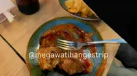 Megawati Hangesti santap soto betawi dan siomai sesampainya di Indonesia. (dok Instagram Story @signs09)