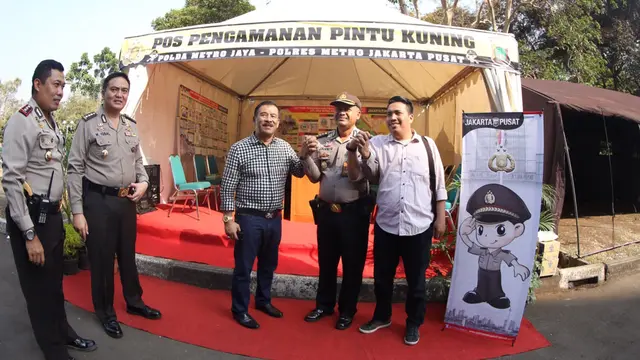 Umuh Muchtar dan Richard Ahmad Berkunjung ke Pos Keamanan Piala Presiden 2015_(Bola.com/Nicklas Hanoatubun)
