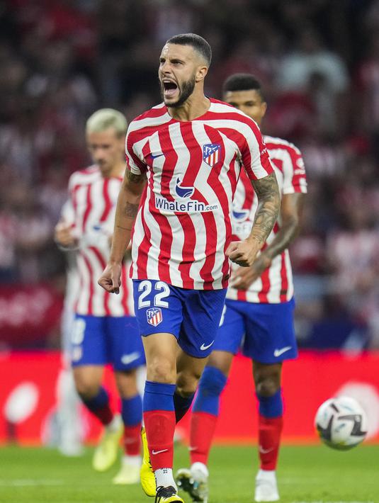 Bek Atletico Madrid, Mario Hermoso melakukan selebrasi setelah mencetak gol ke gawang Real Madrid selama pertandingan lanjutan La Liga Spanyol di stadion Wanda Metropolitano di Madrid, Spanyol, Senin (19/9/2022).  Berkat kemenangan ini, Real Madrid menggeser posisi Barcelona dari puncak klasemen Liga Spanyol. (AP Photo/Manu Fernandez)