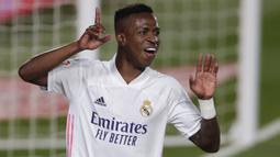 Penyerang Real Madrid, Vinicius Junior, merayakan gol yang dicetaknya ke gawang Real Valladolid pada laga lanjutan Liga Spanyol di Estadio Alfredo Di Stefano, Kamis (1/10/2020) dini hari WIB. Real Madrid menang 1-0 atas Valladolid. (AP Photo/Manu Fernandez)