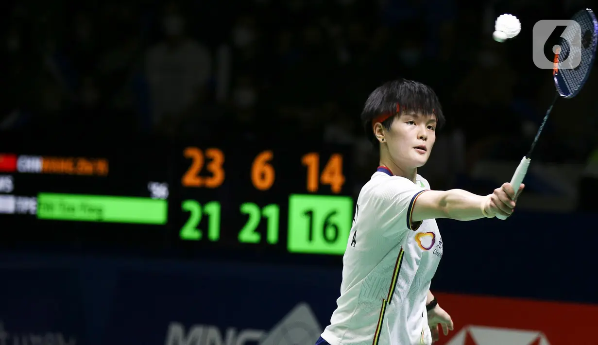 Pebulu tangkis tunggal putri China Wang Zhi Yi saat melawan pebulu tangkis tunggal putri Taiwan Tai Tzu Ying pada pertandingan final East Ventures Indonesia Open 2022 di Istora Senayan, Jakarta, Minggu (19/6/2022). Tai Tzu Ying menjuarai East Ventures Indonesia Open 2022 usai mengalahkan Wang Zhi Yi dengan skor 21-23, 21-6, dan 21-15. (Liputan6.com/Faizal Fanani)