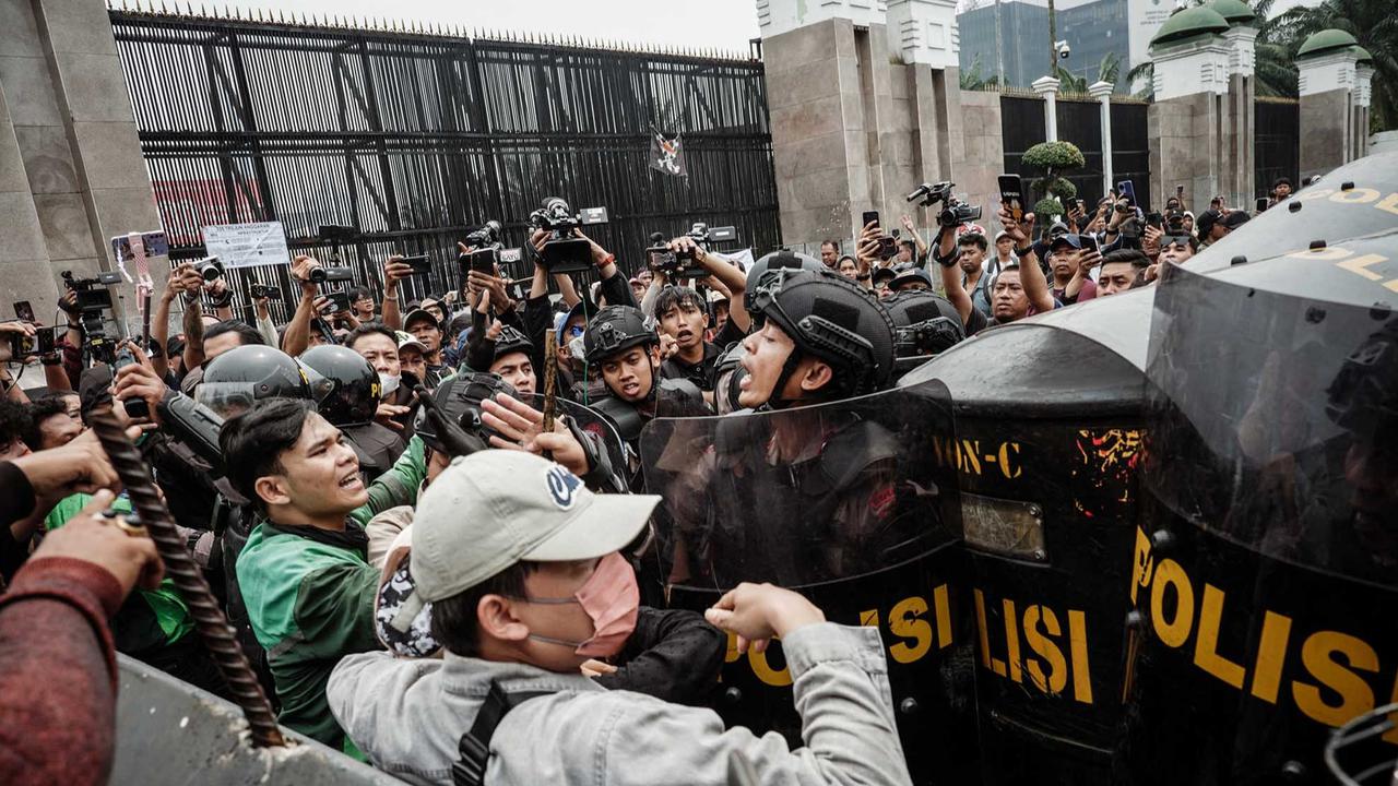FOTO: Aksi  Demo DPR 25 Agustus, Massa Bentrok dengan Aparat