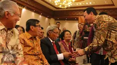  Gubernur DKI Jakarta, Basuki T Purnama saat menghadiri HUT ke-80 politisi senior Sabam Sirait di Jakarta, Sabtu (15/10). Memasuki usia ke-80 Sabam memberikan masukan agar Indonesia tetap menjaga kerukunan dan persatuan bangsa. (Liputan6.com/Angga Yuniar)