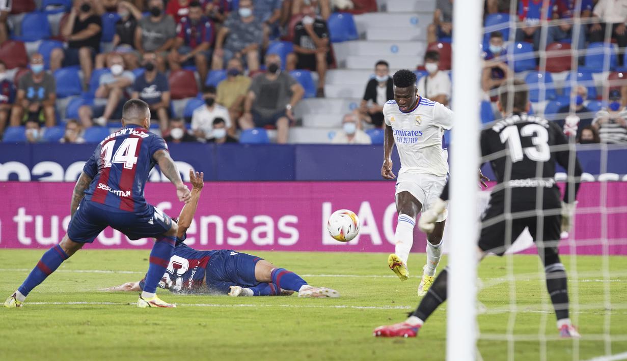 Pemain Real Madrid Vinicius Junior (kedua kanan) mencetak gol ke gawang Levante pada pertandingan La Liga Spanyol di Stadion Ciutat de Valencia, Valencia, Spanyol, Minggu (22/8/2021). Pertandingan berakhir dengan skor 3-3. (AP Photo/Alberto Saiz)