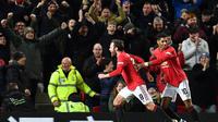 Para pemain Manchester United berselebrasi setelah Juan Mata membobol jala Wolverhampton Wanderers pada babak kelima Piala FA, di Old Trafford, Kamis (16/1/2020). (AFP/Paul Ellis)